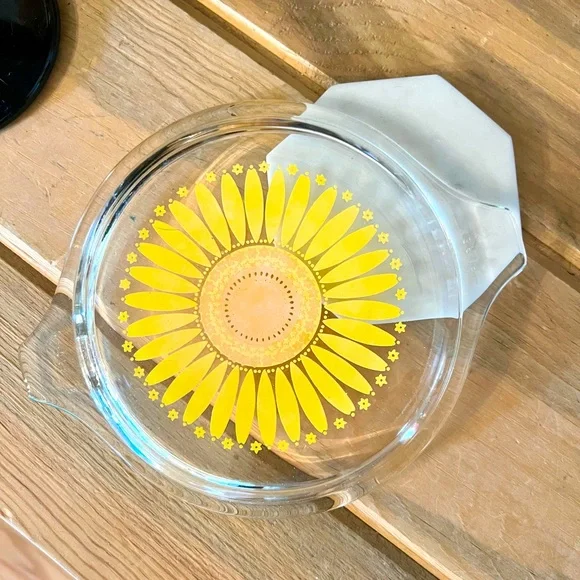 Vintage 1969 Sunflower Daisy Pyrex glass lid in excellent condition. - Picture 1 of 4